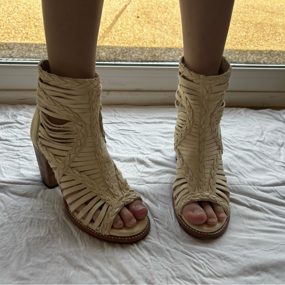 Freebird Bela boots Size 8 (creamish/light yellow)